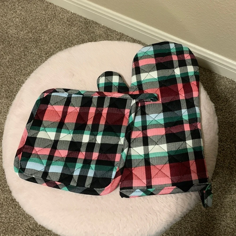 LMT: Vera Bradley 5 Piece Plaid Print Runner, Pot Holder, 2 Dish Towels Set